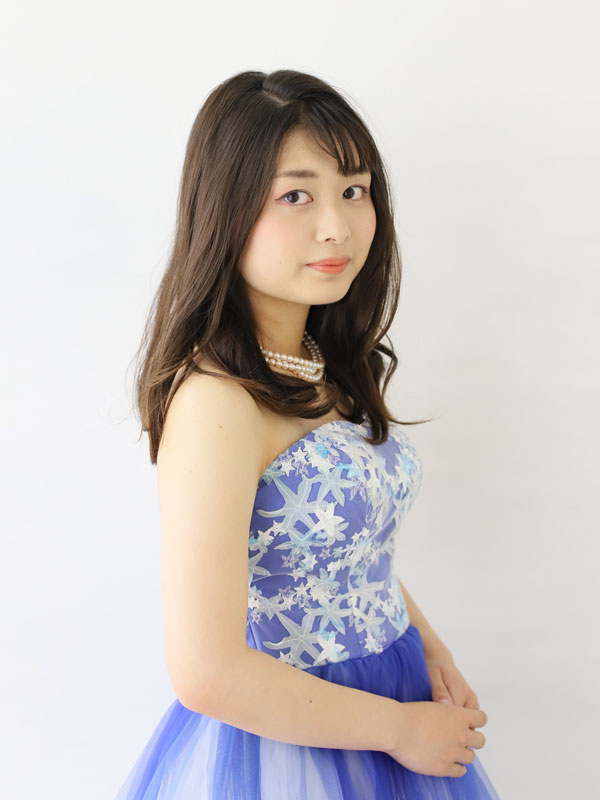 中地　莉子の肖像写真