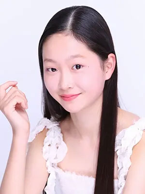 安井　友理の肖像写真